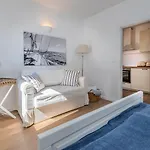 Moderne Nur 400 Meter Zum Apartment